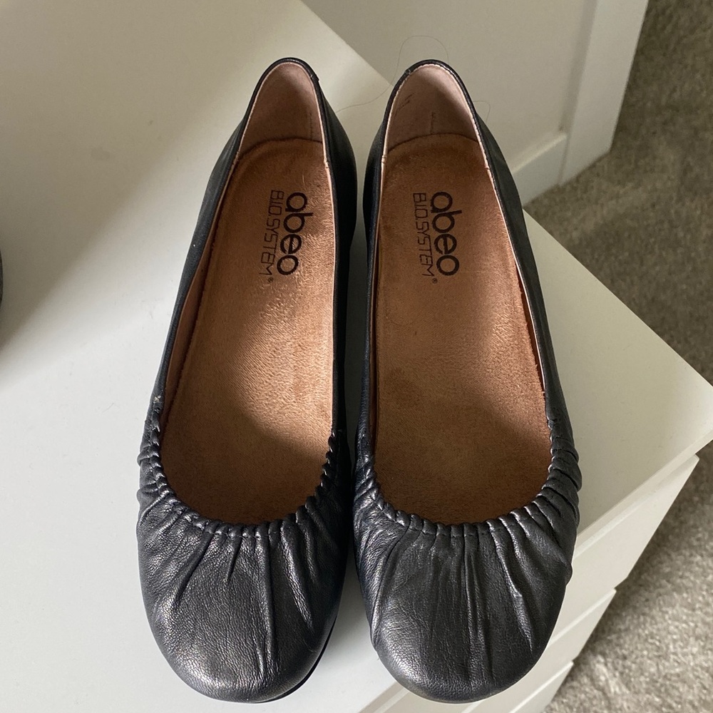 Abeo Gray Leather Women's Ballet Flats with Ruched Toe. Like new.